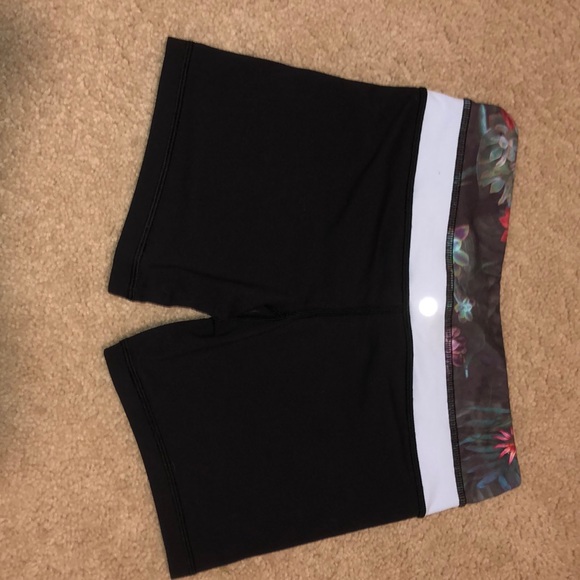 lulu lemon booty shorts - Picture 7 of 8